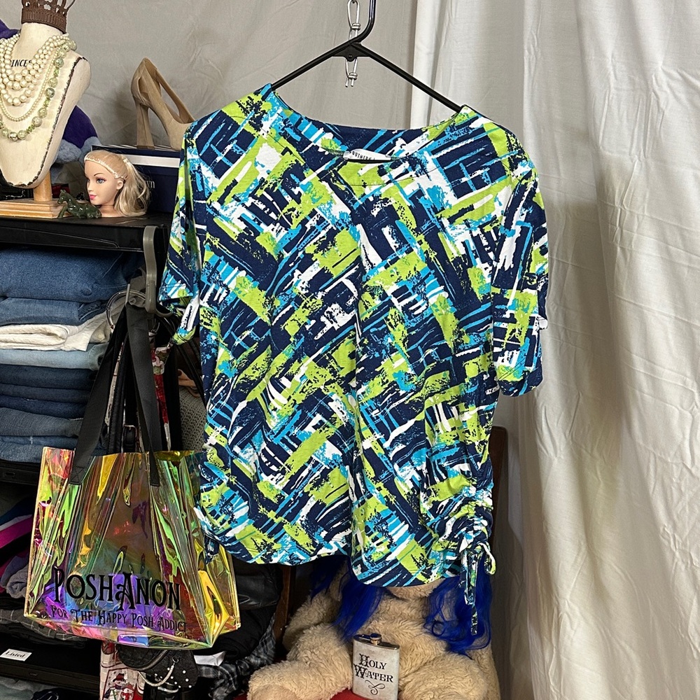 ⭐️5/$15 Southern Lady Blue and Green Abstract Top